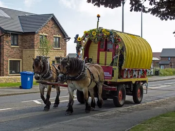 馬が引く昔ながらの旅の車（英国）