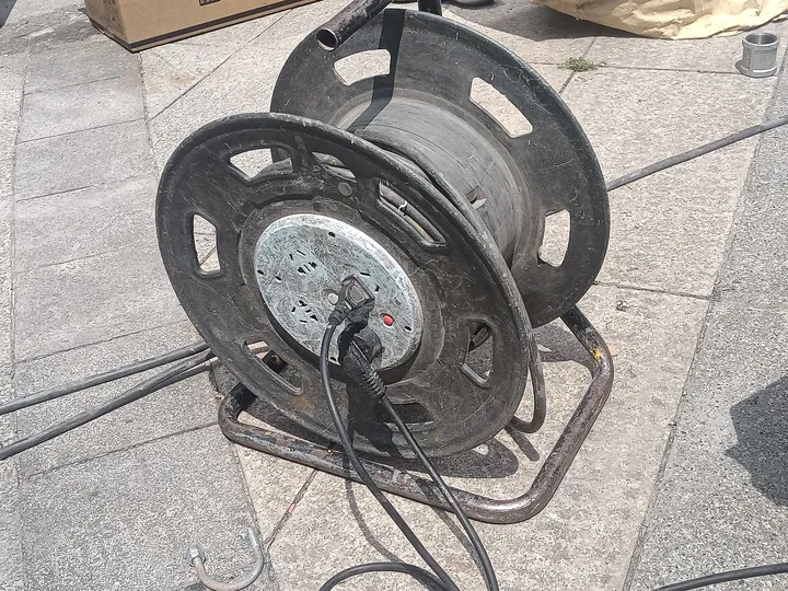 電気の線を巻くリール