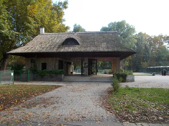 公園のトイレの建物