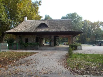公園のトイレの建物