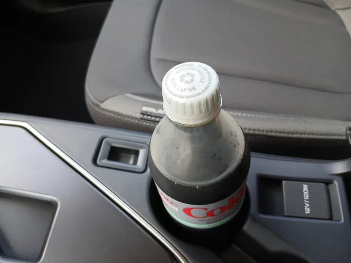 車のドリンクホルダーの飲み物