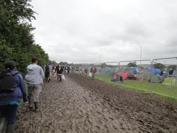 雨のキャンプ場のぬかるんだ道