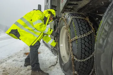 タイヤを確かめる人