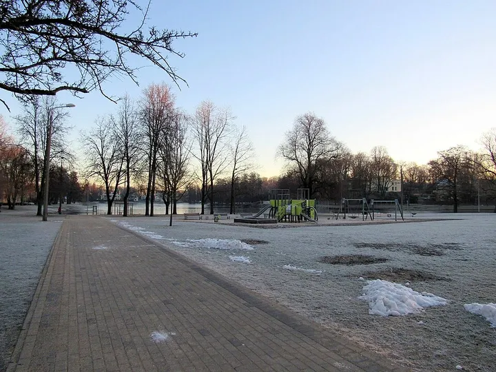 霜と雪が残る夕暮れの公園