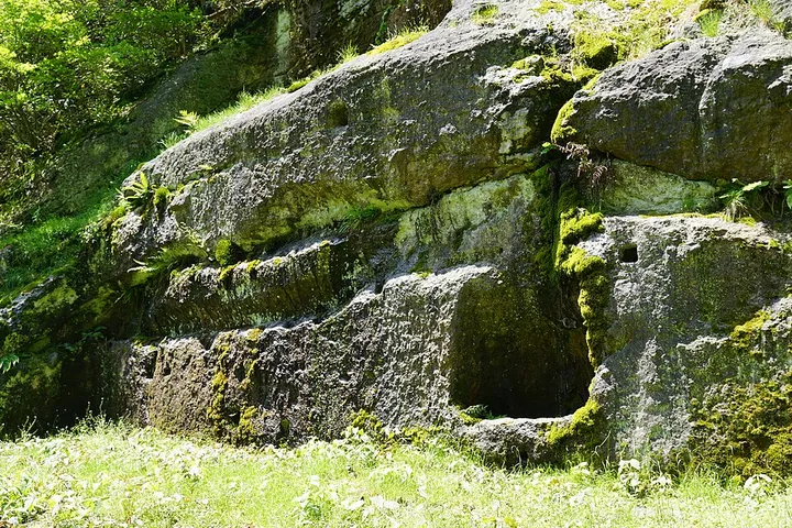 苔むした岩壁と銀山の坑道入口