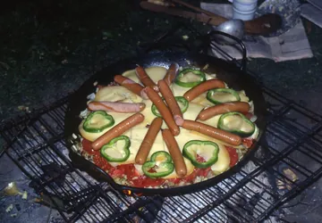 網の上のスキレットで作る料理