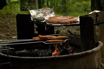キャンプの炉でソーセージを焼く