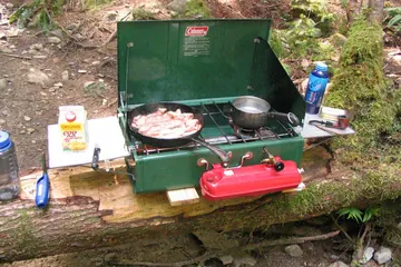 2口のキャンプ用コンロでベーコンを焼く