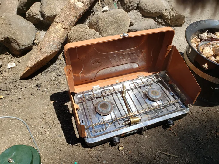 屋外で使うガスの2口コンロ