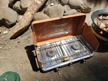 屋外で使うガスの2口コンロ