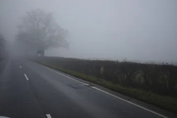 霧で先が見えにくい道