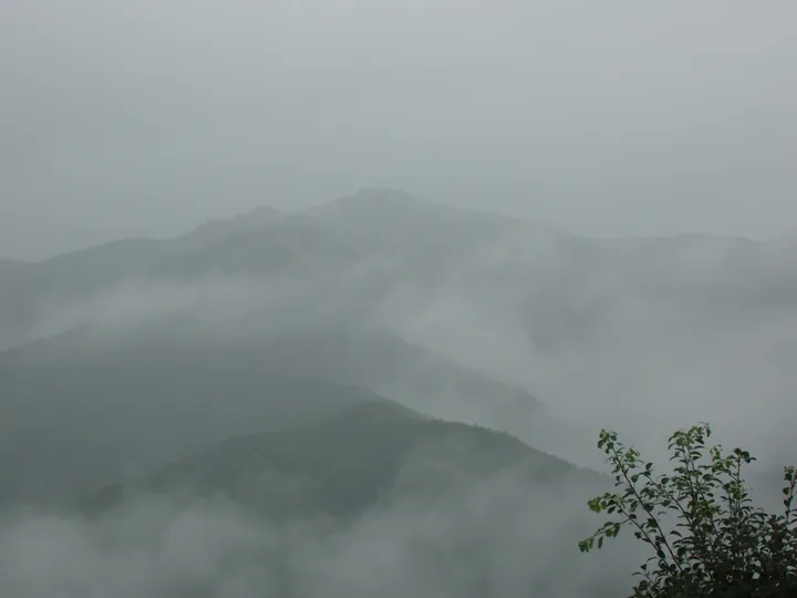 霧と雲に包まれた山なみ