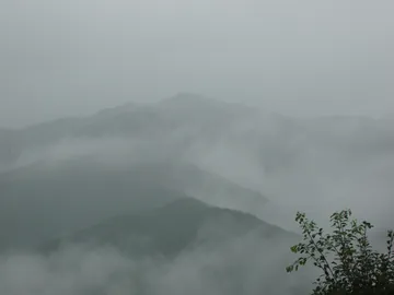 霧と雲に包まれた山なみ