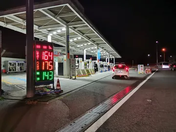夜のガソリンスタンドと価格の表示（東京郊外）