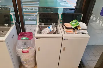 スーパーの資源回収箱（キャップ・紙パック・トレー）