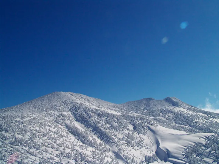 青森県 八甲田 赤倉岳と井戸岳（雪）