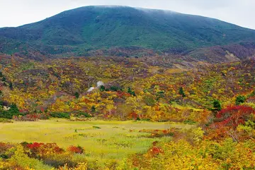 岩手県 名残ヶ原から望む須川岳（栗駒山）の紅葉