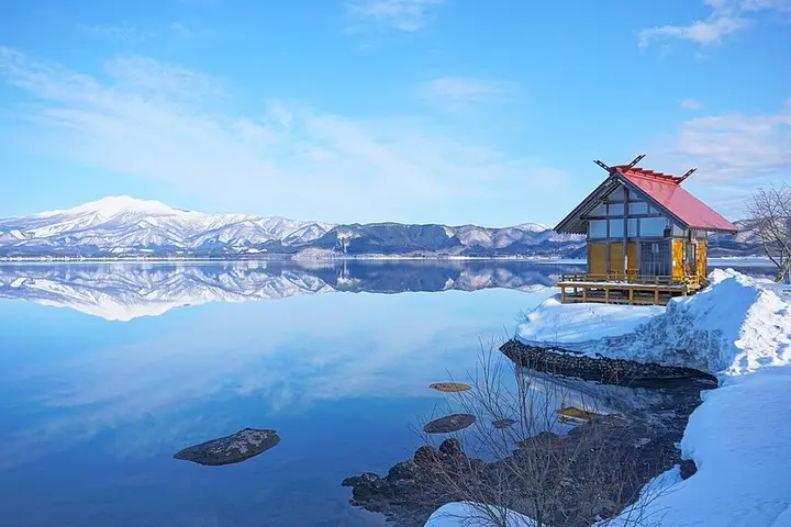 秋田県 田沢湖と冬の山並み