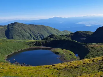 山形県 鳥海湖と遠くの月山