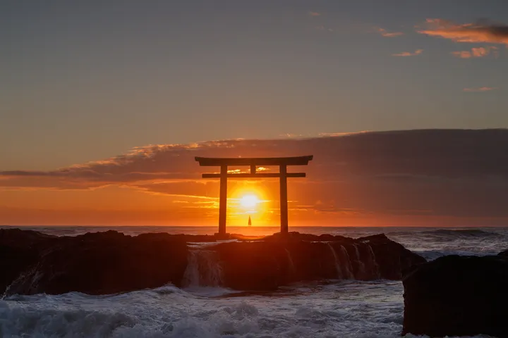 茨城県 大洗 海岸の鳥居と日の出