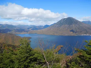 栃木県 日光 半月山展望台から見た中禅寺湖と男体山
