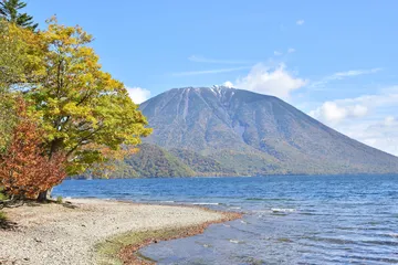 栃木県 日光 男体山と中禅寺湖の湖畔