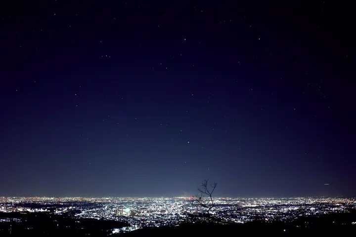 東京都 高尾山から見た夜景と星空