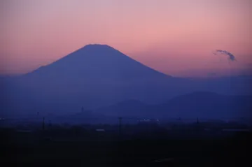 神奈川県 小田原〜新横浜間から見た夕暮れの富士山