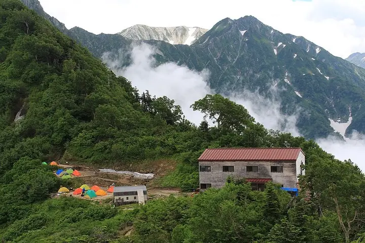 富山県 剱岳 早月小屋のテント場と剱御前・別山