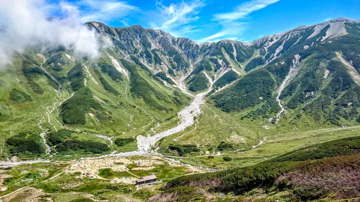 富山県 立山 雷鳥沢キャンプ場のテントと別山
