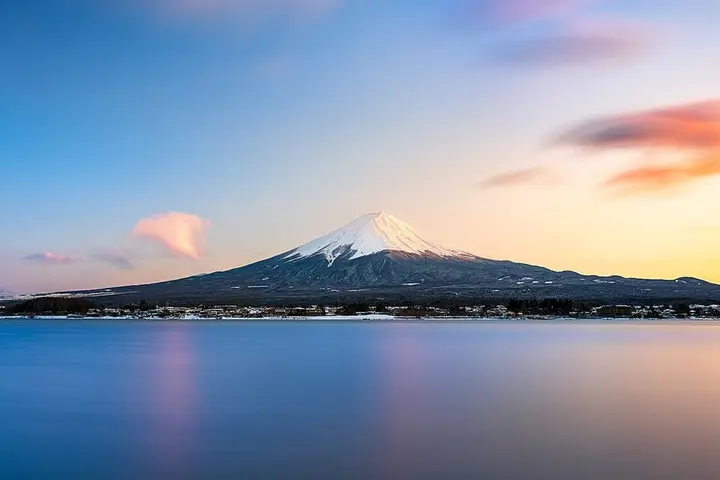 山梨県から望む富士山と湖（夕景）