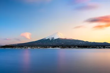 山梨県から望む富士山と湖（夕景）