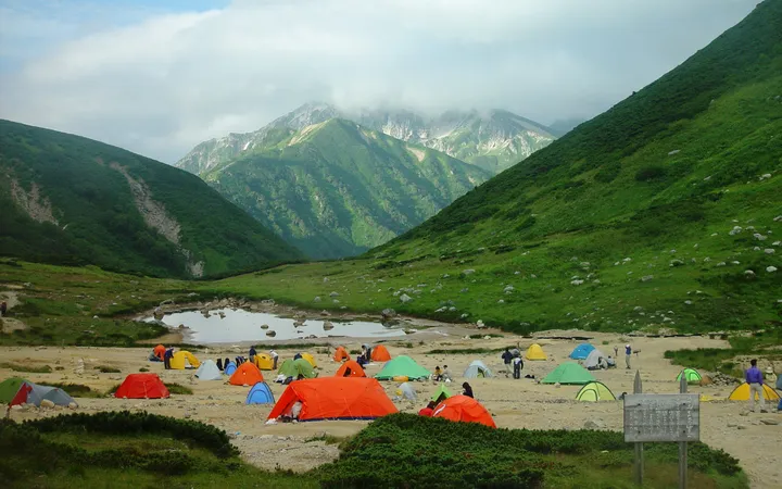 岐阜県・長野県境 双六小屋のテント場と双六池