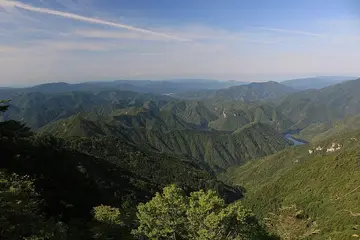 愛知県 三ツ瀬明神山から見た鳳来寺山と鳳来湖
