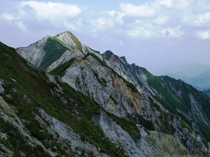 鳥取県 大山の最高峰（剣ヶ峰）と稜線