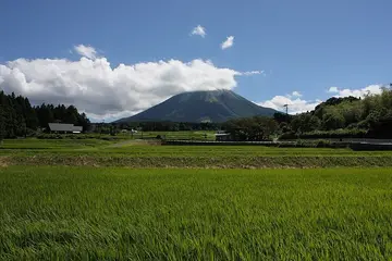 鳥取県 西から見た大山と田園