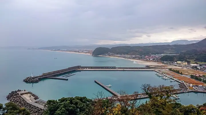鳥取県 鳥取市 魚見台展望所から見た船磯港と海岸