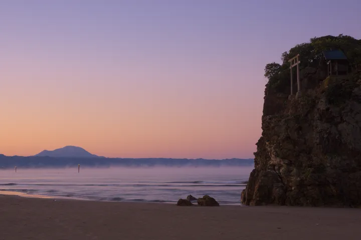 島根県 出雲 稲佐の浜と三瓶山（夕景）