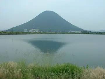 香川県 丸亀 ため池越しの飯野山（讃岐富士）