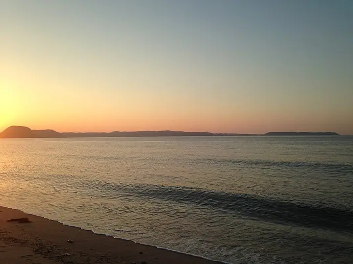 福岡県 糸島 鹿家海岸から見た神集島と高島（夕暮れ）
