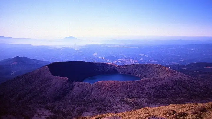 宮崎県・鹿児島県境 霧島 韓国岳から見た大浪池
