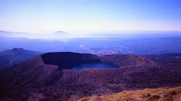 宮崎県・鹿児島県境 霧島 韓国岳から見た大浪池