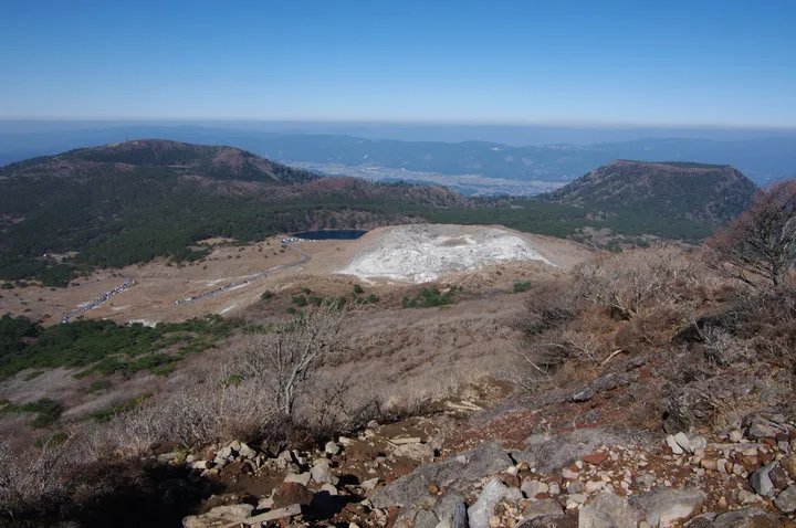 宮崎県 霧島 韓国岳から見た白鳥山・硫黄山
