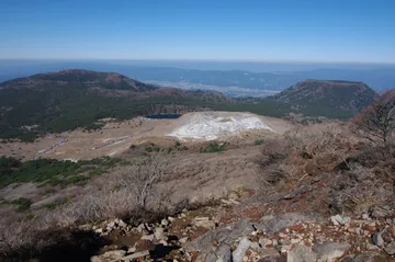 宮崎県 霧島 韓国岳から見た白鳥山・硫黄山