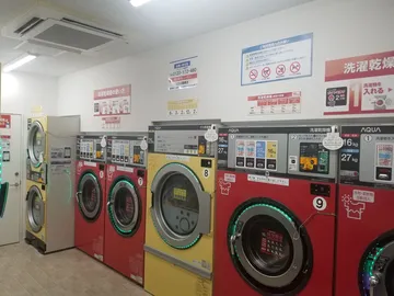 コインランドリーの店内（洗濯機と乾燥機）