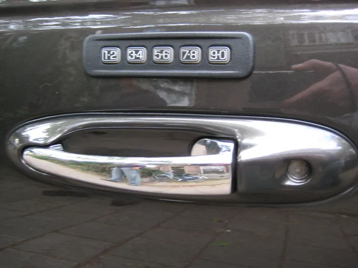 車のドアの取っ手と暗証番号のボタン