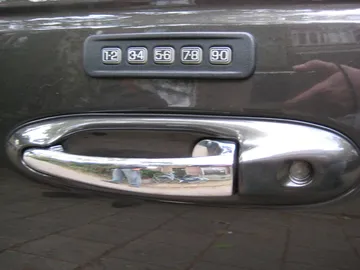 車のドアの取っ手と暗証番号のボタン