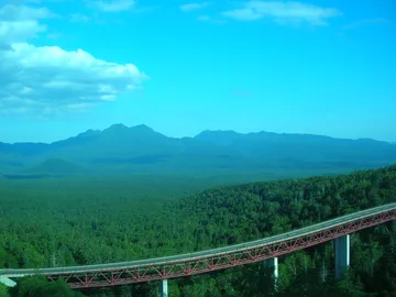 北海道 三国峠の松見大橋と樹海（夏）