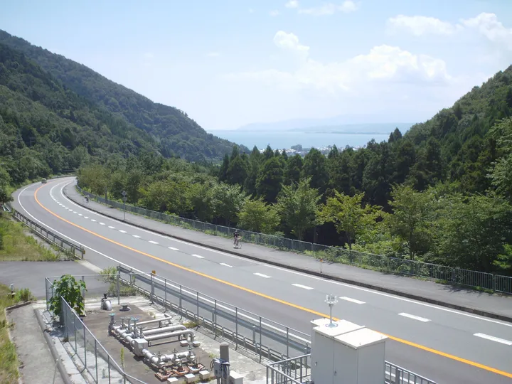滋賀県 国道161号 追坂峠（奥に琵琶湖）