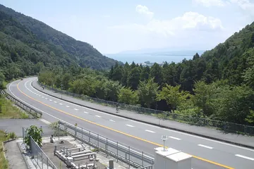 滋賀県 国道161号 追坂峠（奥に琵琶湖）